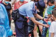 成都：抗疫一線的最美“警”色