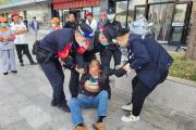 安徽阜陽(yáng)：醉漢迷誤出行  鐵警急忙救助