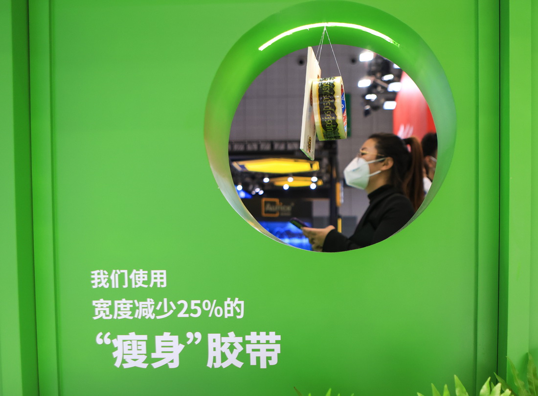 11月7日在第五屆進(jìn)博會(huì)服務(wù)貿(mào)易展區(qū)拍攝的快遞運(yùn)輸企業(yè)環(huán)保用材展示。新華社記者 李京 攝