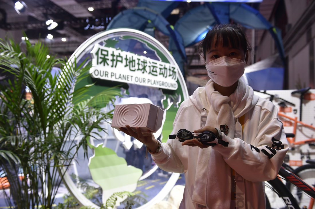 11月7日，在第五屆進(jìn)博會(huì)消費(fèi)品展區(qū)，一家參展商的工作人員展示以甘蔗渣為原料制作的泳鏡盒。新華社記者 魯鵬 攝