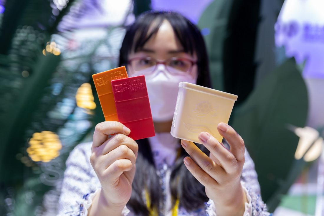 1月7日，工作人員在第五屆進(jìn)博會(huì)上展示創(chuàng)新纖維素生物基材“BBC纖維絮紙”。新華社記者 王翔 攝