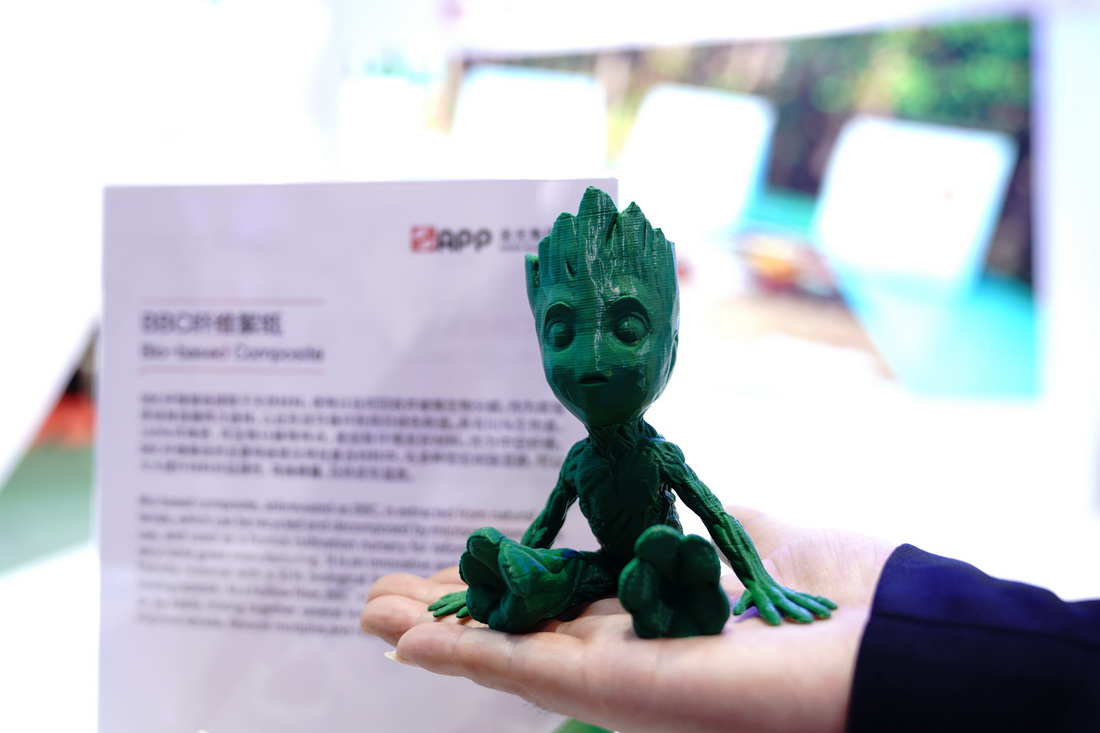 11月7日，參展人員在第五屆進(jìn)博會(huì)上展示用“BBC纖維絮紙”3D打印的玩具。“BBC纖維絮紙”提取于天然材料，使用過(guò)后可回收分解。新華社記者 張建松 攝