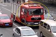 夢幻聯(lián)動！消防車出警途中堵車，交警為其一路開道