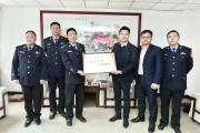 打假維權(quán)先鋒 護航企業(yè)尖兵 ——華為技術(shù)有限公司到鄭州市公安局金水分局贈送牌匾