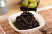 腐臭菜葉做“橄欖菜”原料，涉事企業(yè)產(chǎn)品被下架