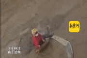 現(xiàn)實(shí)版“拔蘿卜”！女子深陷泥潭，民警緊急救援