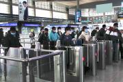 嫌輸身份證號麻煩，男子刷朋友身份證乘車雙雙被罰