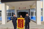 粗心車主加油忘付錢 民警追回油錢獲錦旗