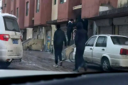 抓捕現(xiàn)場，民警遲遲沒有上銬，只因為有一個小小的身影……