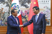王滬寧會見秘魯國會主席薩盧安納