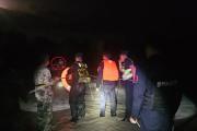 木扎爾特河驚魂50分鐘！警民手挽手搭人鏈救援