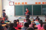 黨旗飄揚處 長情系草原 鐵警十四載助學(xué)守望