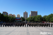 新疆伊犁州舉行反恐維穩(wěn)誓師大會(huì)