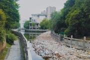 維修景觀河護(hù)欄，卻用建筑垃圾填了河道