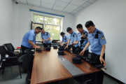 “守護(hù)者”的一天 烈日下汗水浸濕了警服……