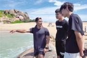 休假中的民警縱身入海，從暗流中救回落水者