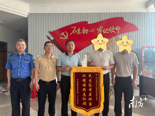 白沙街道巧化鄰里糾紛獲贈(zèng)錦旗。 受訪者 供圖